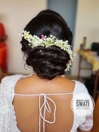 A beautiful messy bun for Pranali's wedding day. My artist Swati adorned the bun with a crown of fresh baby's breath for a soft and romantic touch.