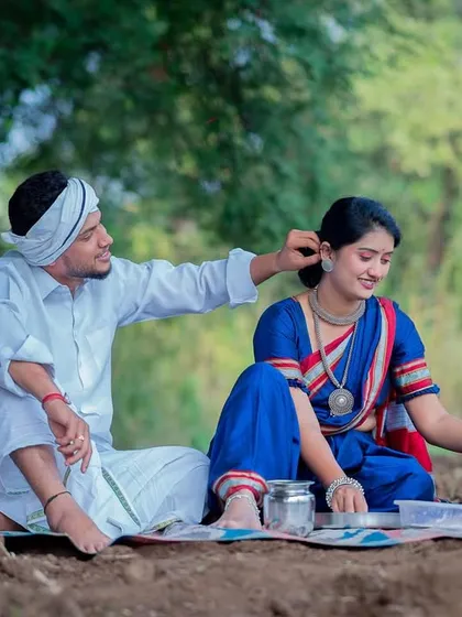 A quiet moment during our Shetkari themed shoot. The couple is seated for a rustic meal, and I captured this candid interaction that speaks volumes about their bond.