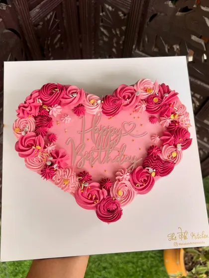 For a more romantic gesture, I make larger heart-shaped cakes like this one. It's decorated with an ombré of pink buttercream rosettes and a "Happy Birthday" topper, ideal for an anniversary or special birthday.