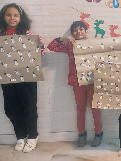 More happy students with their handmade Christmas wrapping paper. It’s a great takeaway from a fun-filled session that they can use for their gifts.