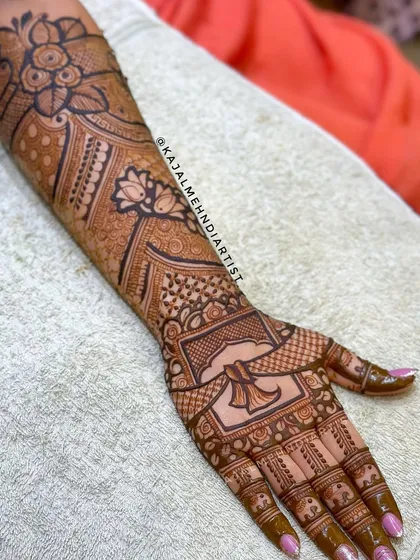 A beautiful floral bridal design, perfect for the bride who loves classic and timeless patterns. The details on the fingers and wrist are especially delicate.
