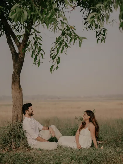 A quiet, romantic portrait in a serene natural field. I seek out beautiful, calm settings for outdoor pre-wedding photography, using natural light to create soft and timeless images.