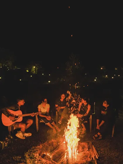 The day winds down, but the bonding continues. Our bonfire sessions, complete with live acoustic music, are the perfect setting for teams to relax, share stories, and connect on a personal level under the stars.