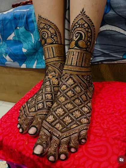 Another angle of the intricate peacock foot design.
