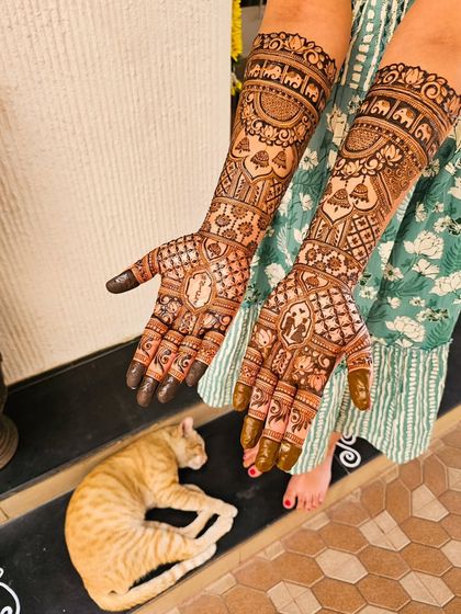 This design features portraits of a couple exchanging varmala garlands, a key moment in many Indian weddings.