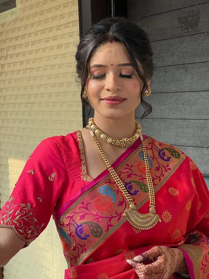 Making sure you look like an absolute Apsara. This traditional look in a red saree is timeless and elegant.