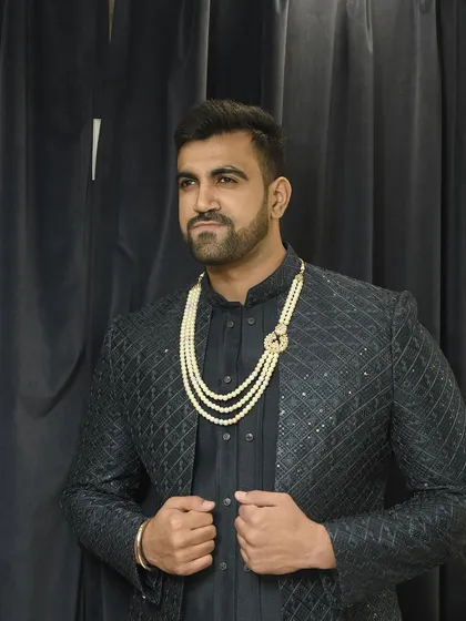 This look is all about confidence. The black-on-black ensemble is sleek, modern, and perfect for an evening event.