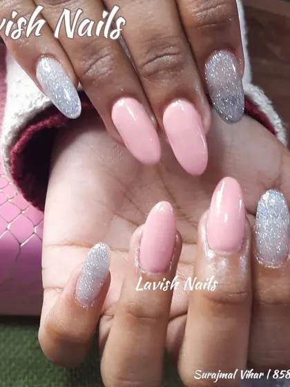 A simple and sweet set alternating between solid soft pink and full-coverage silver glitter nails.