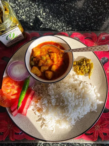 It’s a festival on a plate with the flavours of Homemade Love. A simple home cooked meal of matar paneer and rice becomes extra special with a side of our zesty Green Chilli Pickle.