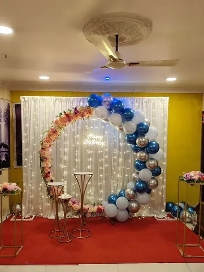 A full view of the half-and-half floral and balloon arch in a home setting.