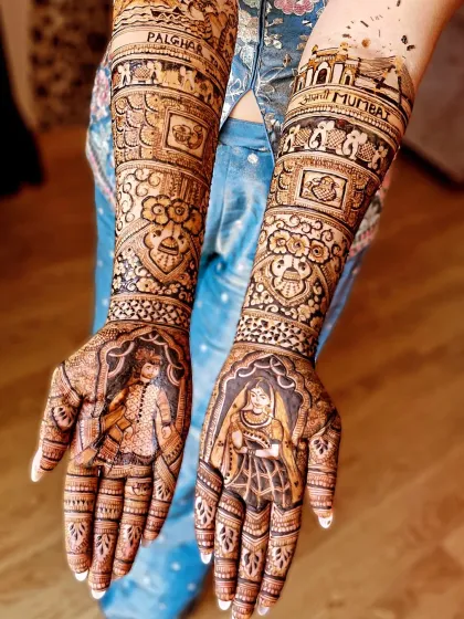 This design tells a story of two cities, Mumbai and Palghar, coming together. The palms feature portraits of the bride and groom, set within intricate arches.