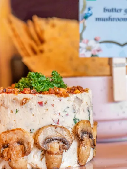 For all the mushroom lovers out there. This is my butter garlic mushroom cheese log, a savory and earthy creation decorated with sautéed mushroom slices.