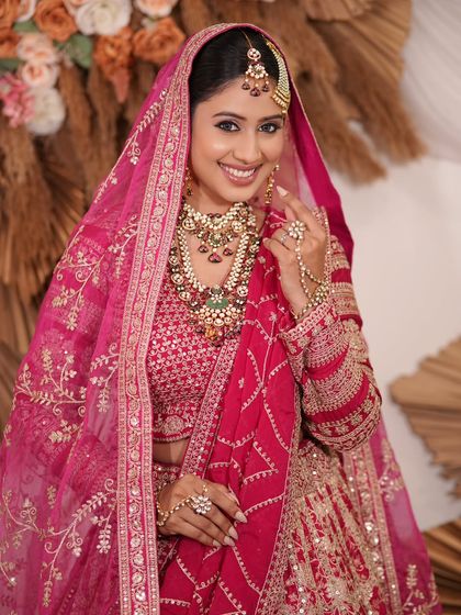 A complete bridal look featuring a heavy, gold-plated Kundan necklace, haath phool, and maang tikka, all available for rent.