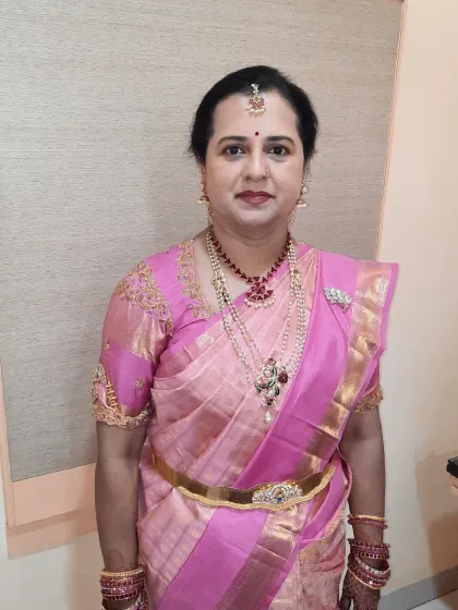 A full-length view of the groom's mother for the Varapooja, looking graceful and elegant.