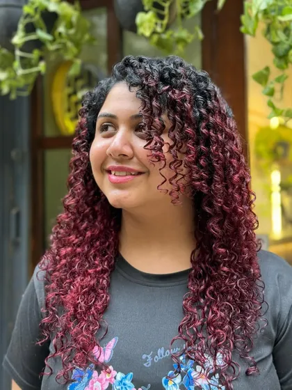 These vibrant Berry Swirls are a perfect example of a bold, no-bleach color transformation. The rich red tones make the curls stand out while maintaining their structure and shine.