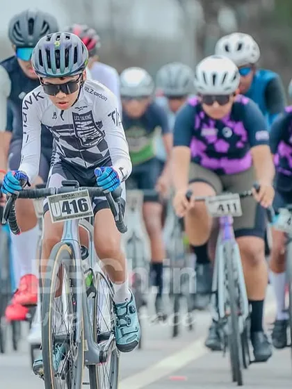 A young rider in the U-18 category leads the pack with confidence. These races are a crucial stepping stone for aspiring professional cyclists.