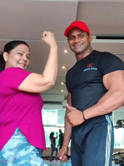 Client ke saath ek happy moment. Fitness journey sirf workout nahi, ek positive experience bhi hai.
