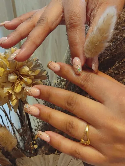A beautiful set for a bride-to-be. This design uses a sheer nude base with a delicate fade of gold glitter for a soft and romantic sparkle.