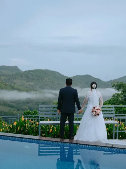 A breathtaking backdrop for a new beginning. I love using scenic locations to create epic, romantic portraits that feel as grand as the love you share.