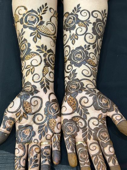 A stunning Dubai-style design with bold, dark roses and delicate vines. The contrast is absolutely beautiful.