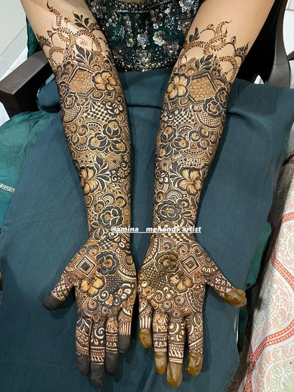 This design features beautiful hexagonal and diamond-shaped fills, adding a geometric touch to the floral patterns.