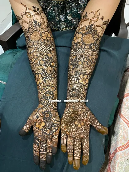 This design features beautiful hexagonal and diamond-shaped fills, adding a geometric touch to the floral patterns.