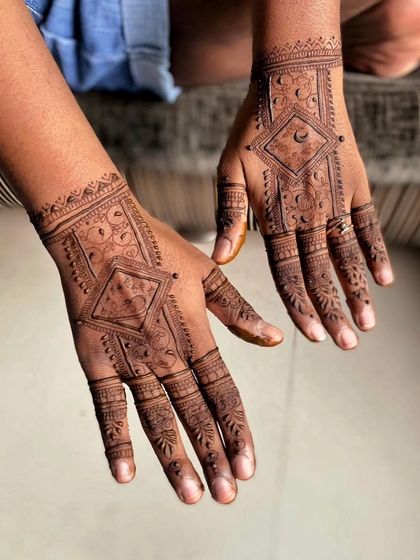 A geometric take on Karwa Chauth mehendi, featuring a central diamond shape with delicate patterns inside. The clean lines and symmetrical layout offer a modern yet traditional feel.