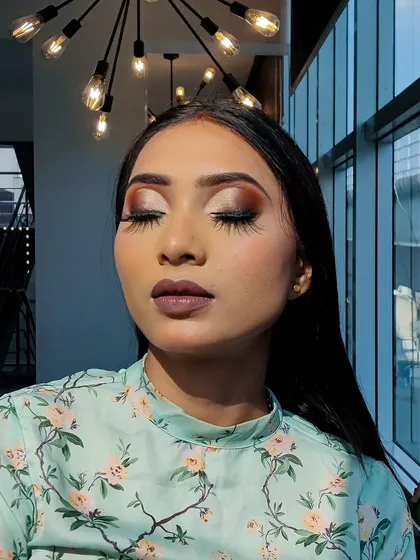 The sunlight catching this half cut crease look shows the shimmer on the lid. I used a combination of matte and metallic eyeshadows to create dimension and make the eyes pop.