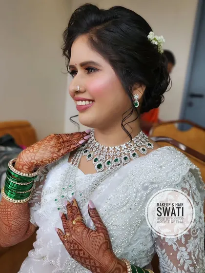 For her wedding, Pranali chose a stunning white saree. My artist Swati created a fresh and dewy makeup look with a beautiful bun adorned with fresh flowers.