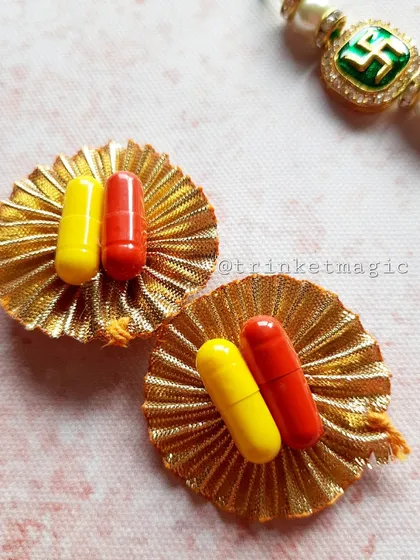 A simple and convenient way to do the tilak. These Roli-Chawal capsules are easy to use and come on a decorative golden base, perfect for sending with your Rakhi.