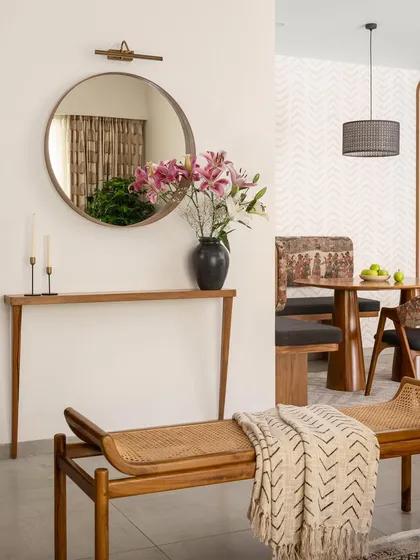 The passage leading to the 'Palaash' dining area features this sleek console table. Its unique angular leg is fixed to the wall for balance, showcasing our attention to creative engineering.