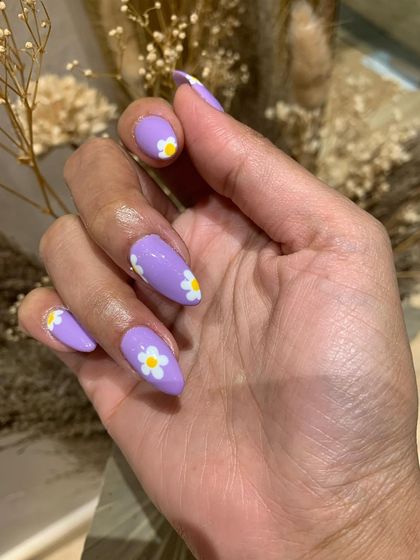 Another look at this cute summer daisy design. The almond nail shape really complements the floral art.