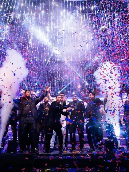 Let the celebrations explode! A high-energy Sangeet night where the couple and their loved ones are the stars of a spectacular show, complete with confetti, lights, and non-stop dancing. 💃