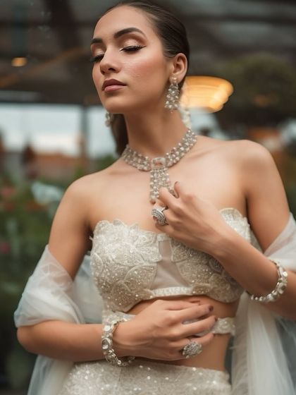 Bold eyes, nude lips, and all the glam. This is a classic combination that works for any party.