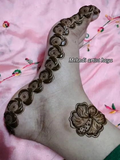 A simple and sweet design with a chain of roses and a single flower motif on the ankle.