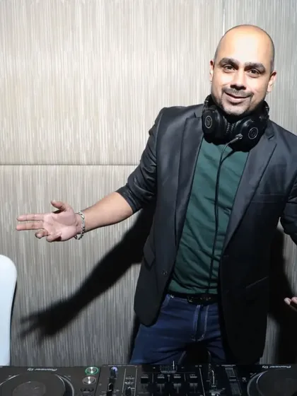 A shot from a corporate event at the Courtyard Marriott. I am experienced in handling all types of events, from weddings to corporate functions, always with a professional touch.