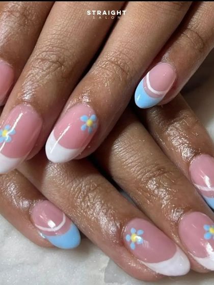 A close-up on the adorable hand-painted daisy accent nails. It's a simple detail that adds so much personality.