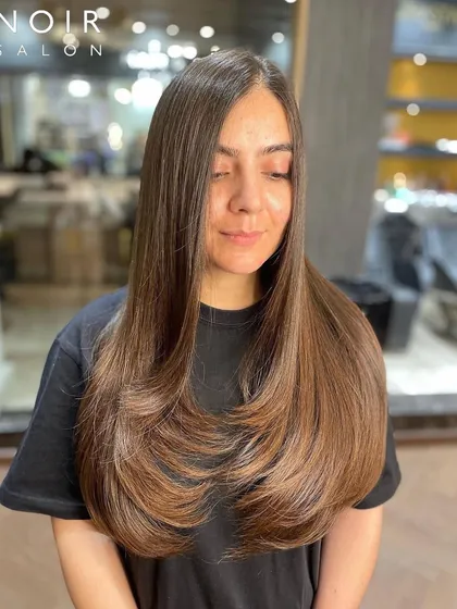 Beautiful, rich chestnut hues. This long, layered cut is enhanced by a stunning global colour that is both natural and eye-catching.