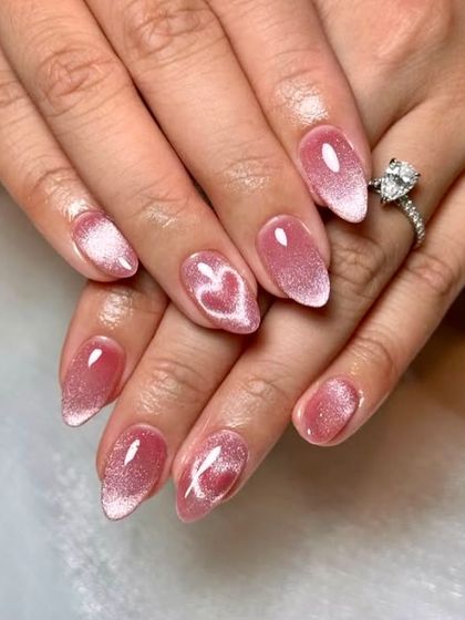 Catch the light, catch the vibe. This pink cat-eye set is soft and romantic, with a beautiful heart-shaped magnetic design on the accent nails.
