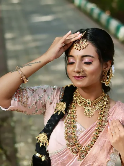The traditional jada billai for the braid, along with the matching necklace set, completes the authentic South Indian bride look. All these pieces are available for rent.