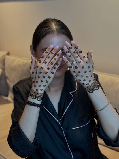 A gorgeous client showing off her chic and minimal lotus butti (motif) mehendi.