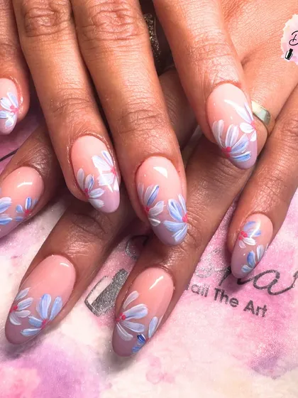 Fresh nails, fresh energy. This beautiful set features a soft, sheer base with delicate, hand-painted blue daisies.