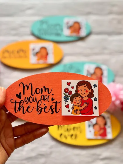 A simple and sweet 'Mom, you are the best' magnet, perfect for Mother's Day.