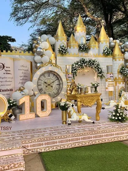A wide-angle view of the entire royal celebration stage, showing the scale of the castle, the balloon garlands, and the ornate furniture. Every detail is coordinated for a cohesive and impressive look.