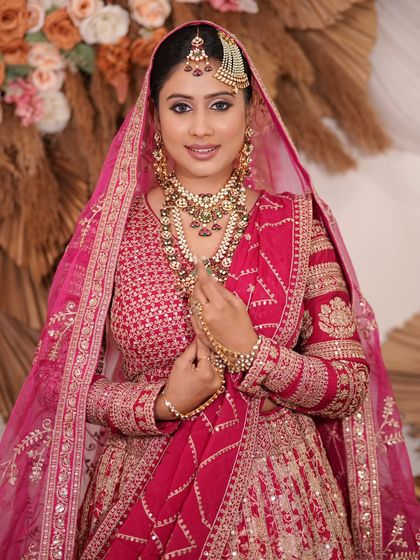 A complete bridal look featuring a heavy, gold-plated Kundan necklace, haath phool, and maang tikka, all available for rent.