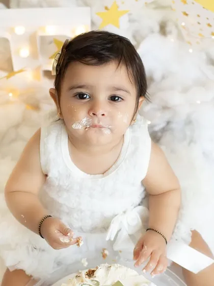 A little bit of cake, a whole lot of fun! This twinkle star themed cakesmash was pure magic. It’s not just about the mess, it’s about capturing that first taste of birthday cake and the wonder in their eyes.