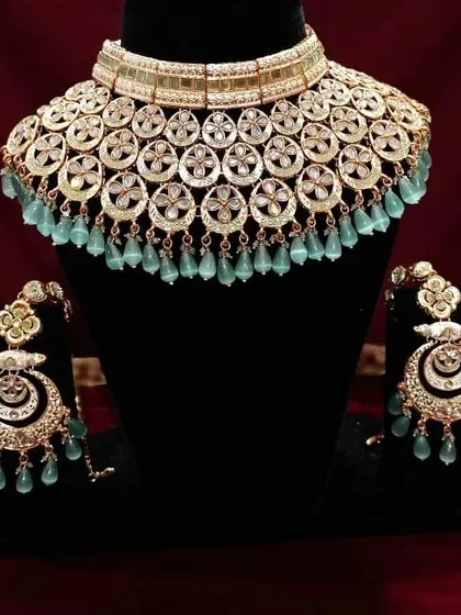 This elegant choker set features intricate work and is finished with mint green bead drops. It's a versatile piece that works for both brides and guests.