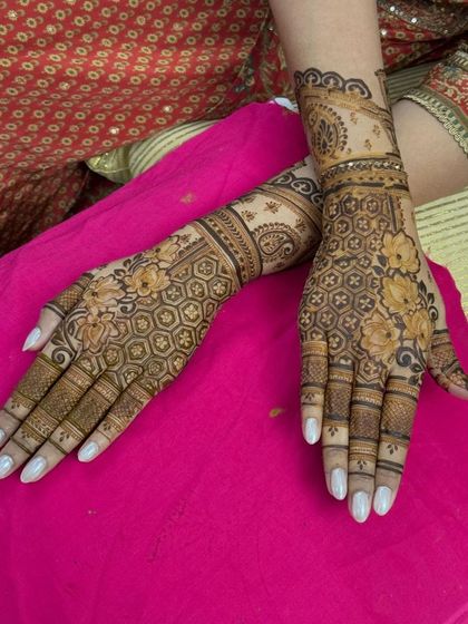 This design features a beautiful honeycomb geometric pattern combined with delicate flowers, showing how different styles can be blended for a unique look.