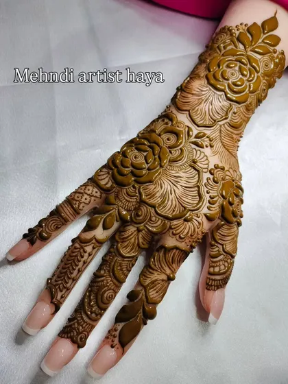 This angle shows the 3D effect of the bold rose motifs. I teach how to apply henna thickly and precisely to achieve this raised, sculptural look that is very popular in modern bridal designs.