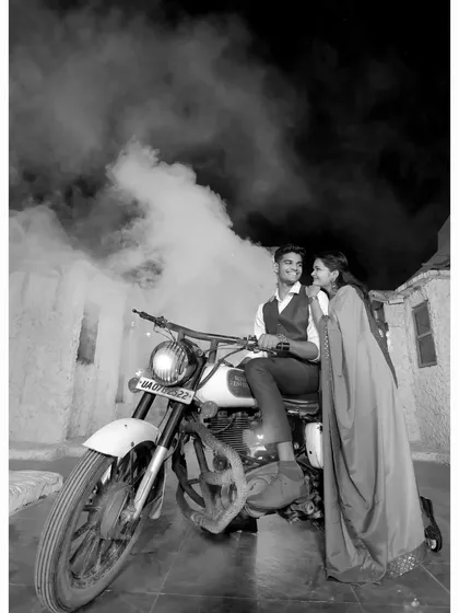 Add a touch of cool and drama to your pre-wedding shoot with our classic motorcycle prop. Paired with a rustic backdrop and dramatic smoke effects, it helps create powerful and edgy black and white portraits that stand out.